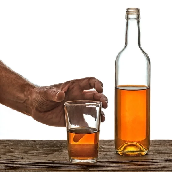 Verre et bouteille de brandy isolé sur le blanc — Photo