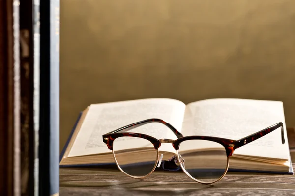 本と眼鏡 — ストック写真
