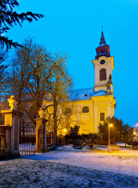 Chiesa cattolica nel periodo natalizio, Città di Postoloprty, Repubblica Ceca — Foto Stock