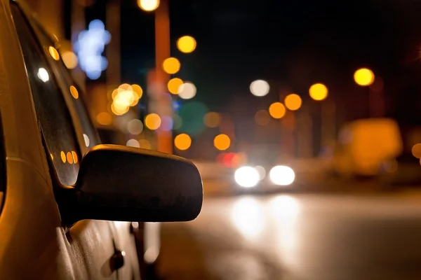 Dettaglio dell'auto sulla strada notturna — Foto Stock