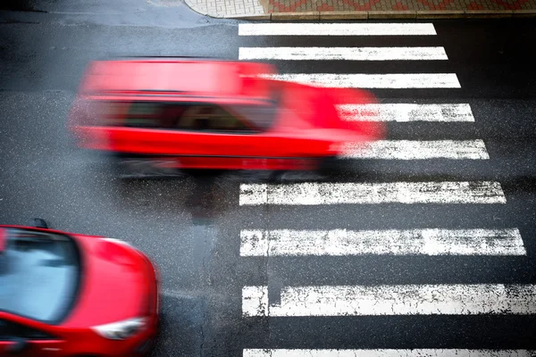 Δύο κόκκινα αυτοκίνητα για τη διάβαση πεζών — Φωτογραφία Αρχείου