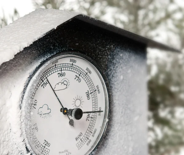 Λεπτομέρεια από το βαρόμετρο με λευκό frost — Φωτογραφία Αρχείου