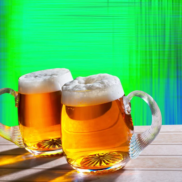 Zwei Bier auf dem Tisch mit modernem Hintergrund — Stockfoto