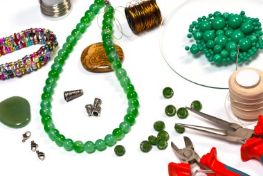 Beyaz arka plan üzerinde moda mücevher