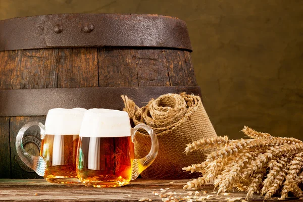 Due bicchieri di birra con fascio di grano — Foto Stock