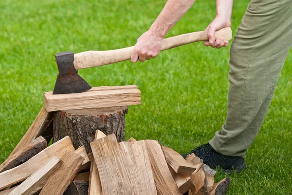 Oude gebruikte ax met een logboek — Stockfoto