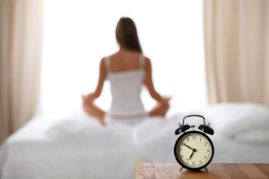 Kadın uyandıktan sonra yatakta geriniyor, geriye bakıyor, iyi bir uykudan sonra bir güne mutlu ve rahat giriyor. Tatlı rüyalar, günaydın, yeni gün, hafta sonu, tatil konsepti