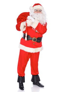 Noel Baba büyük çanta taşıyor. Beyaz arka planda izole edilmiş. Tam boy portre