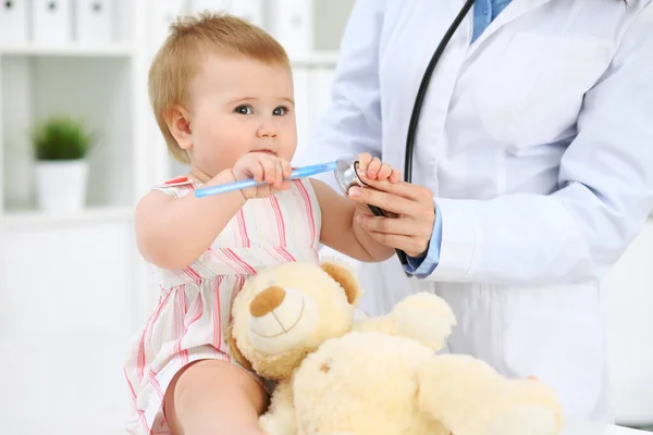 Arts en patiënt. Gelukkig schattige baby op gezondheid examen. Geneeskunde en gezondheidszorg concept — Stockfoto