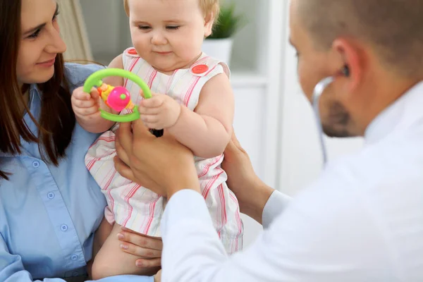 Doutor e paciente. Feliz bebê bonito no exame de saúde. Conceito de medicina e cuidados de saúde — Fotografia de Stock