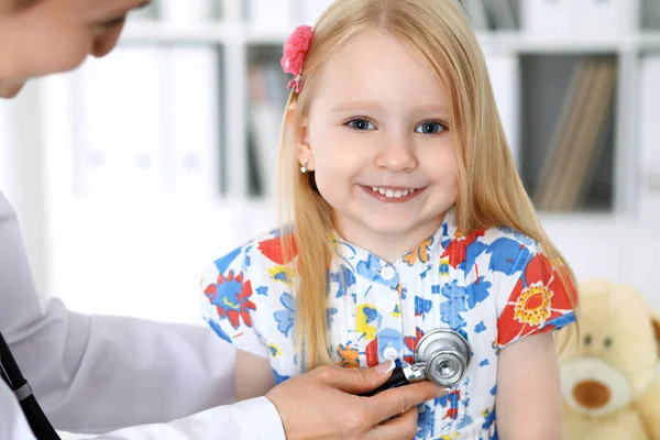 Dokter en patiënt in het ziekenhuis. Kind wordt onderzocht door een arts met stethoscoop — Stockfoto