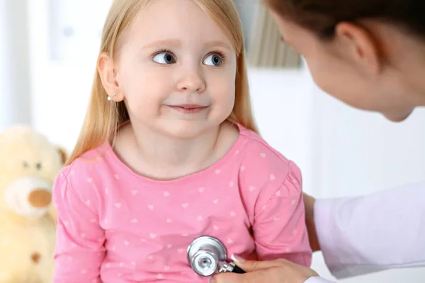病院の医師と患者。聴診器で診察される子供 — ストック写真