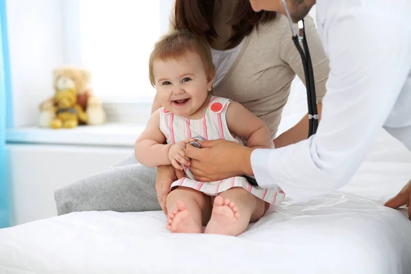 Docteur et patient. Joyeux bébé mignon à l'examen de santé. Médecine et soins de santé concept — Photo