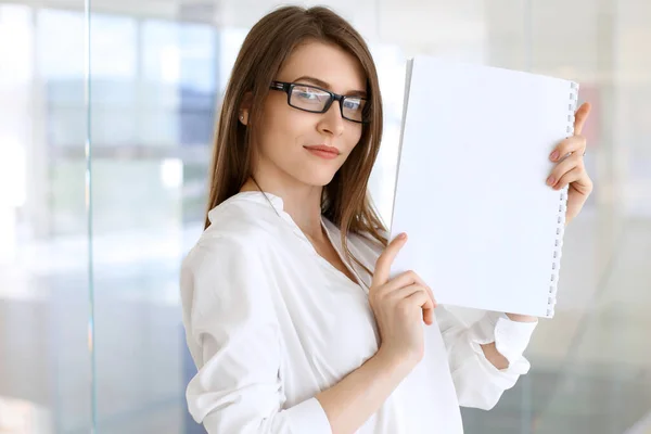 Affärskvinna hålla kopia utrymme område när du står på kontoret — Stockfoto