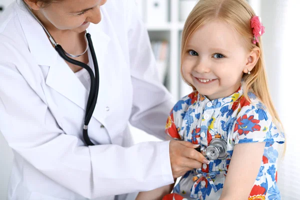 Médico e paciente no hospital. Criança sendo examinada por médico com estetoscópio — Fotografia de Stock
