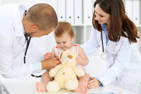 Arts en patiënt. Gelukkig schattige baby op gezondheid examen. Geneeskunde en gezondheidszorg concept — Stockfoto