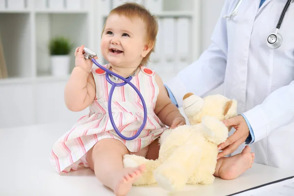 Doutor e paciente. Feliz bebê bonito no exame de saúde. Conceito de medicina e cuidados de saúde — Fotografia de Stock