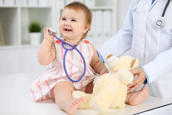 Docteur et patient. Joyeux bébé mignon à l'examen de santé. Médecine et soins de santé concept — Photo