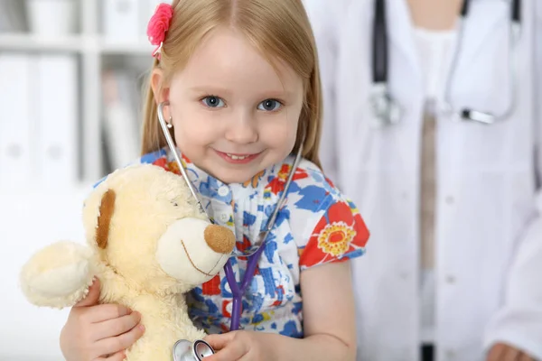 Médecin et patient à l'hôpital. Enfant examiné par un médecin avec stéthoscope — Photo