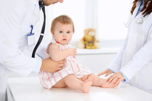 Doutor e paciente. Feliz bebê bonito no exame de saúde. Conceito de medicina e cuidados de saúde — Fotografia de Stock