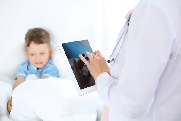 Женщина-врач с помощью цифровой таблетки, крупным планом рук. концепция здравоохранения или детская терапия — стоковое фото