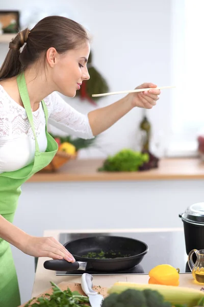 Jovem Mulher Está Cozinhando Sopa Cozinha — Fotografia de Stock