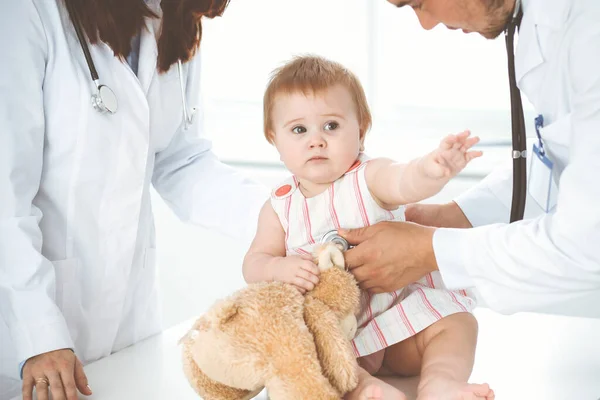 Glückliches Mädchen Kind Bei Der Üblichen Ärztlichen Untersuchung Ärztin Und — Stockfoto