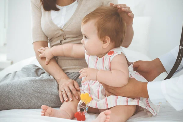 Happy Girl Child Usual Medical Inspection Doctor Female Toddler Patient — Stockfoto