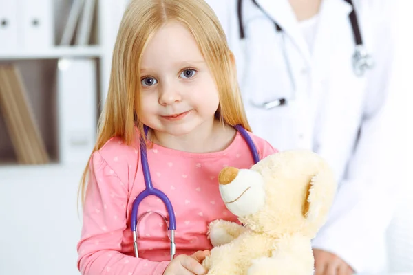 Gelukkige Glimlachende Vrouwelijke Kind Patiënt Bij Gebruikelijke Medische Inspectie Dokter — Stockfoto