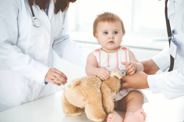 Happy Girl Child Usual Medical Inspection Doctor Female Toddler Patient — Zdjęcie stockowe