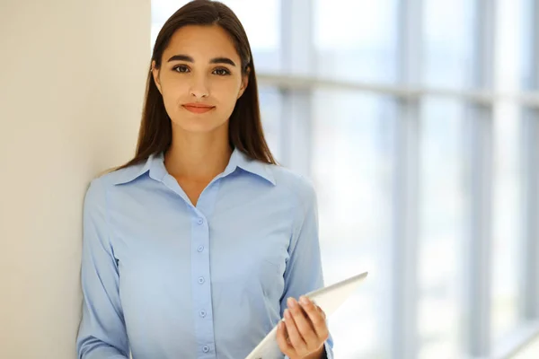 Μια Φιλική Νεαρή Επιχειρηματίας Φοιτήτρια Στέκεται Κάποια Χαρτιά Στο Γραφείο — Φωτογραφία Αρχείου