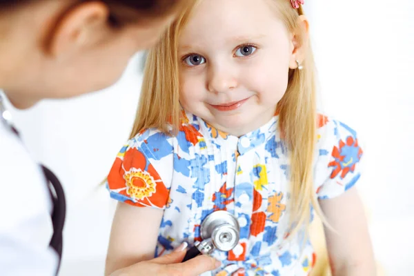 Felice sorridente bambino-paziente al solito controllo medico. Dottore e ragazzina in clinica. Medicina, concetti sanitari — Foto Stock