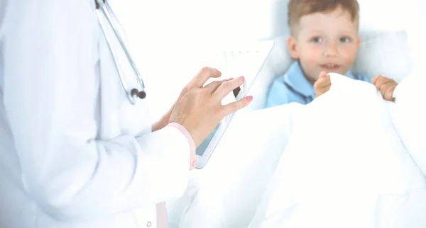 Happy Smiling Male Kid Patient Usual Medical Inspection Doctor Young — Stockfoto