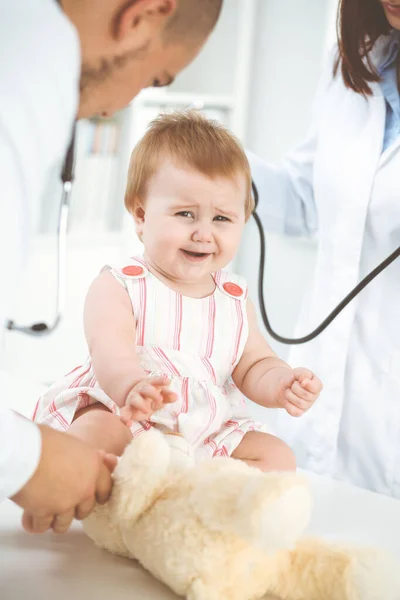 Glückliches Mädchen Kind Bei Der Üblichen Ärztlichen Untersuchung Ärztin Und — Stockfoto