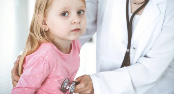 Joyeux Sourire Femme Enfant Patient Inspection Médicale Habituelle Médecin Jeune — Photo