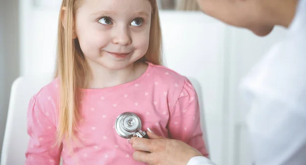 Szczęśliwa Uśmiechnięta Pacjentka Zwykłej Inspekcji Medycznej Lekarz Młoda Dziewczyna Klinice — Zdjęcie stockowe