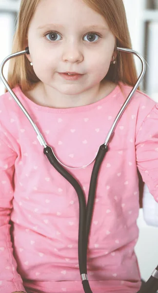 Joyeux Sourire Femme Enfant Patient Inspection Médicale Habituelle Médecin Jeune — Photo