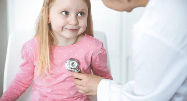 Gelukkig Lachende Vrouwelijke Kindpatiënt Bij Gebruikelijke Medische Inspectie Dokter Jong — Stockfoto