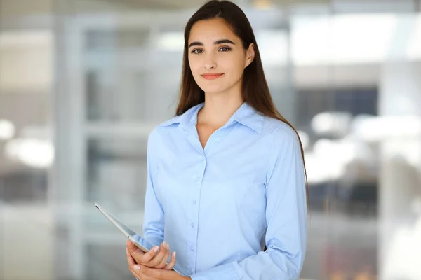 Μια Φιλική Νεαρή Επιχειρηματίας Φοιτήτρια Στέκεται Κάποια Χαρτιά Στο Γραφείο — Φωτογραφία Αρχείου