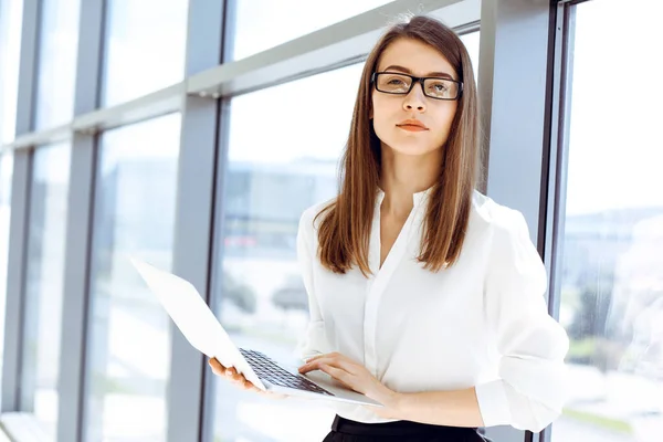 Vacker Kvinnlig Specialist Med Bärbar Dator Står Moderna Kontor Och — Stockfoto