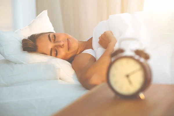 Vacker Blond Flicka Sover Sött Soligt Sovrum Vit Säng Holyday — Stockfoto