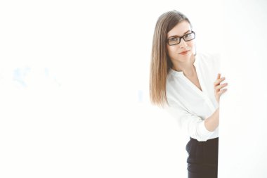 Fotokopi alanında çalışan güzel bir kadın uzman modern ofiste duruyor ve büyüleyici bir şekilde gülümsüyor. Tasarım, veri analizi, plan stratejisi üzerinde çalışıyorum. İş adamları konsepti.