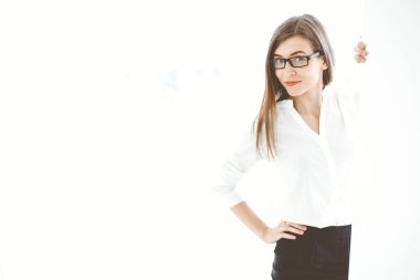 Fotokopi alanında çalışan güzel bir kadın uzman modern ofiste duruyor ve büyüleyici bir şekilde gülümsüyor. Tasarım, veri analizi, plan stratejisi üzerinde çalışıyorum. İş adamları konsepti.