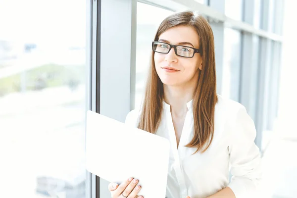 Vacker Kvinnlig Specialist Med Bärbar Dator Står Moderna Kontor Och — Stockfoto