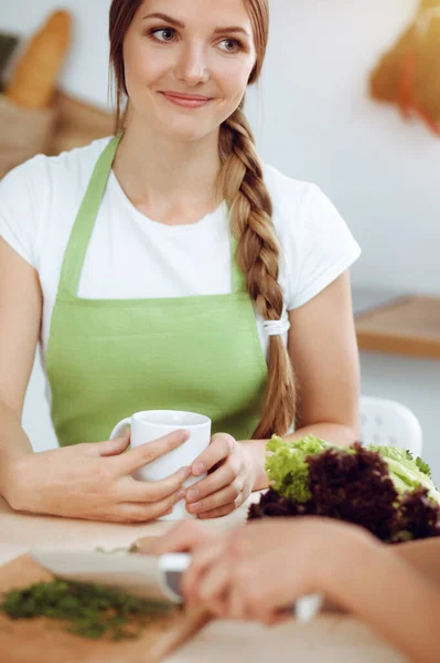 Duas Amigas Escolhem Receita Ingredientes Para Uma Deliciosa Refeição Cozinha — Fotografia de Stock