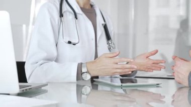 Doktor, klinik muayenesi, profesyonel bakım tartışması sırasında tıbbi verileri incelemek için tablet kullanan hastaya tedavi seçeneklerini açıklıyor. İlaç ve sağlık hizmetleri