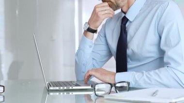 Ofis masasında dizüstü bilgisayarda yazan bir işadamı, dijital işlere odaklanmış profesyonel yönetici raporları, e-postalar ve çevrimiçi görevler. İş adamları konsepti