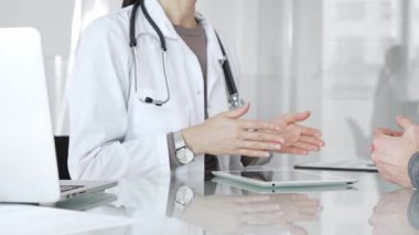 Doktor, klinik muayenesi, profesyonel bakım tartışması sırasında tıbbi verileri incelemek için tablet kullanan hastaya tedavi seçeneklerini açıklıyor. İlaç ve sağlık hizmetleri