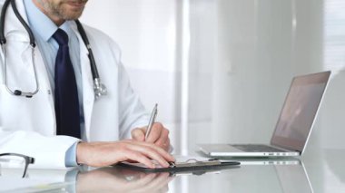 Doktor, açık modern bir klinikte hastaya danışmanlık yaparken panoya notlar yazıyor. Sağlık ve tıp konsepti. Tıp, sağlık ve bilim konsepti