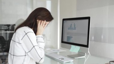 Ofisteki profesyonel kadın klavyede yazı yazıyor, piyasa grafiklerini ve mali verileri iş stratejisi için ekranda analiz ediyor. İş insanları kavramı